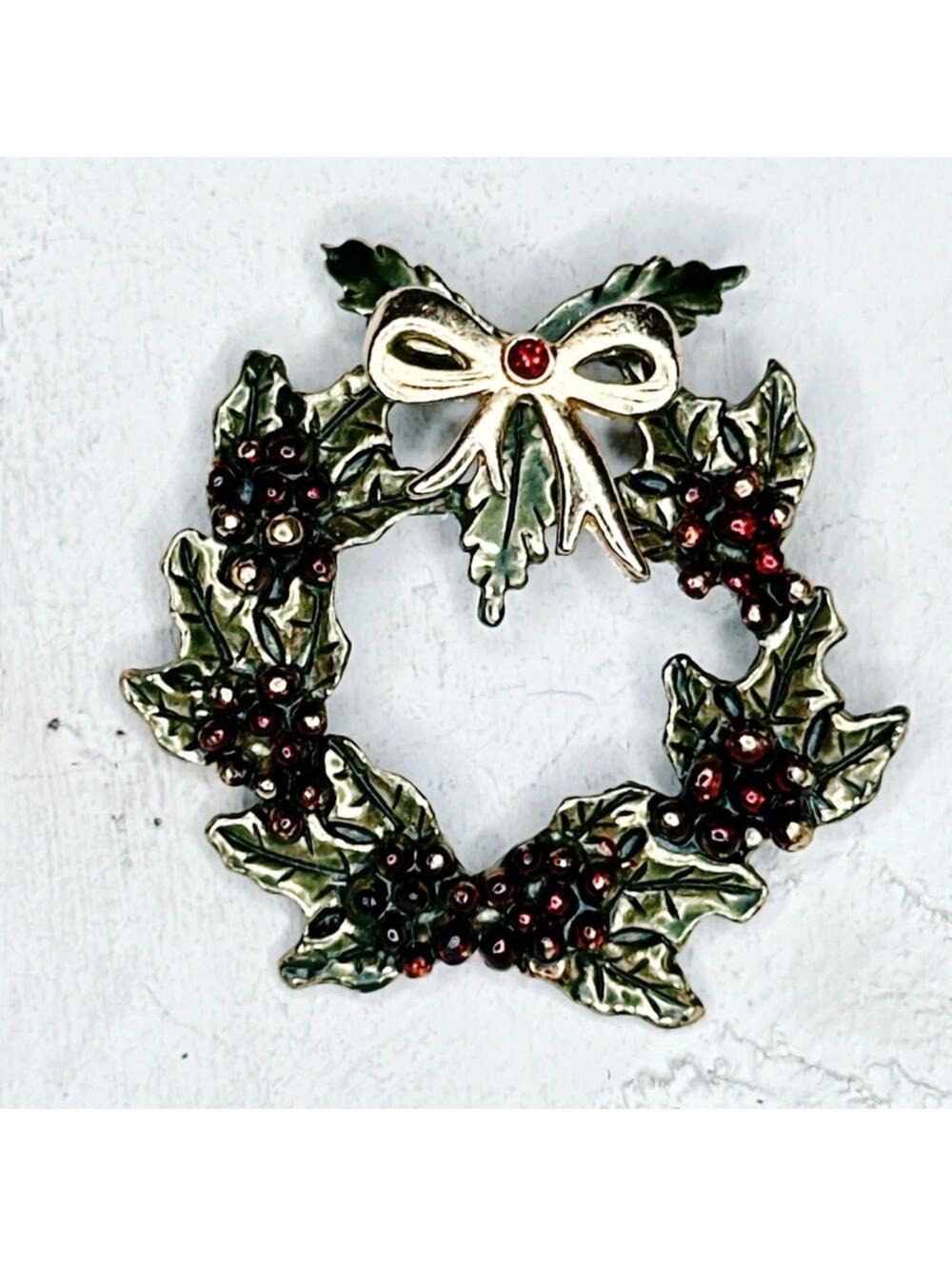 488u. Green Wreath Christmas Brooch
